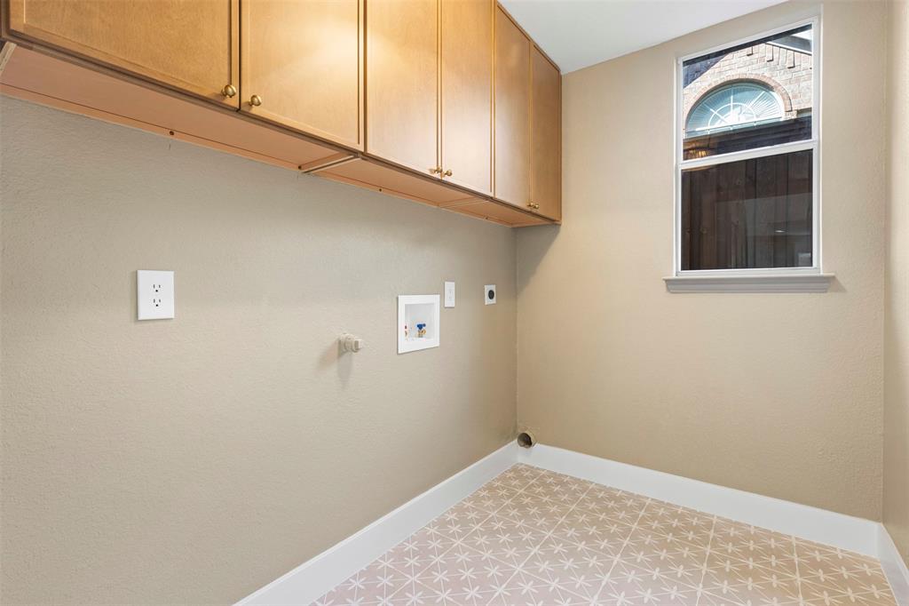 421 Ridge Meade Drive Lewisville, TX 75067 - Photo 31 of 36 a view of small space with mirror