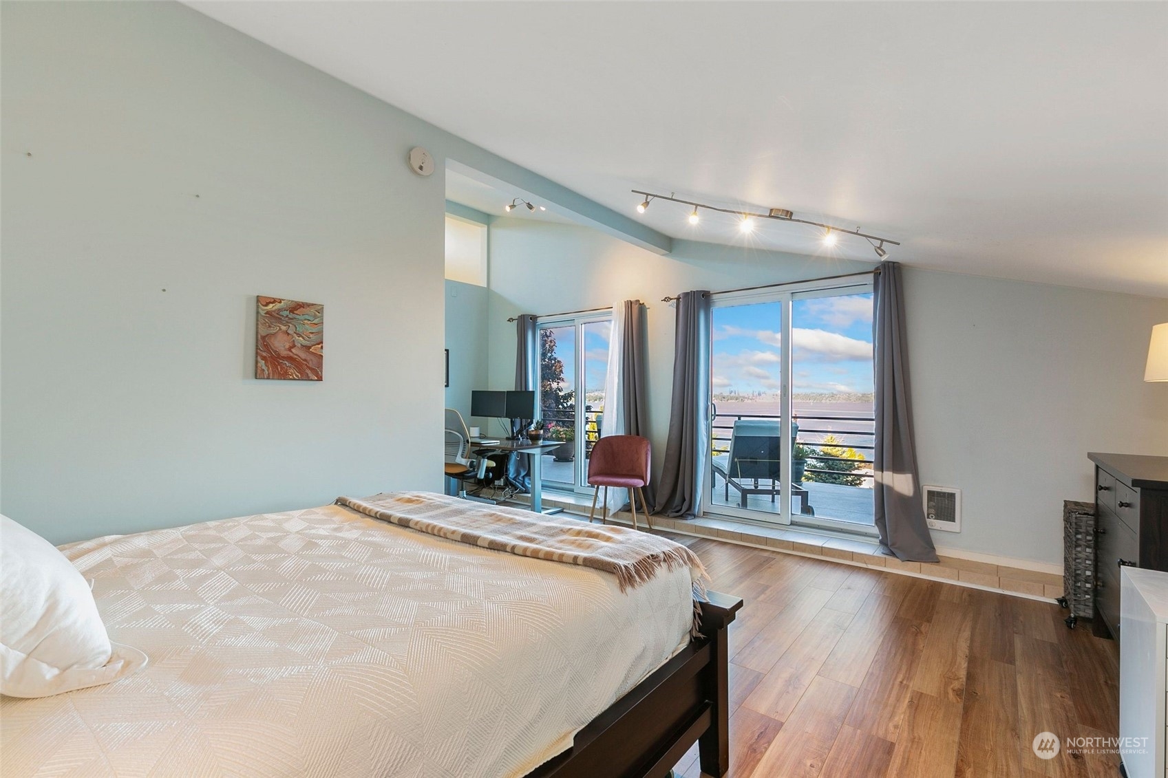 3205 South Judkins Street Seattle, WA 98144 - Photo 27 of 40 a bed sitting in a spacious bedroom next to a window