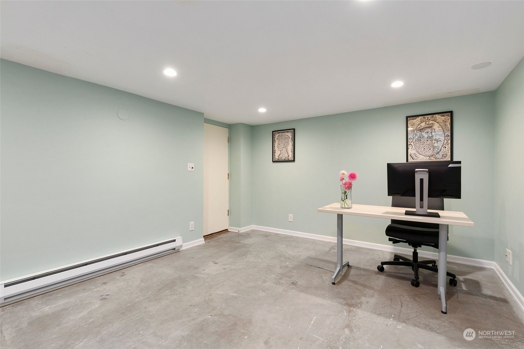 3205 South Judkins Street Seattle, WA 98144 - Photo 35 of 40 a workspace with furniture