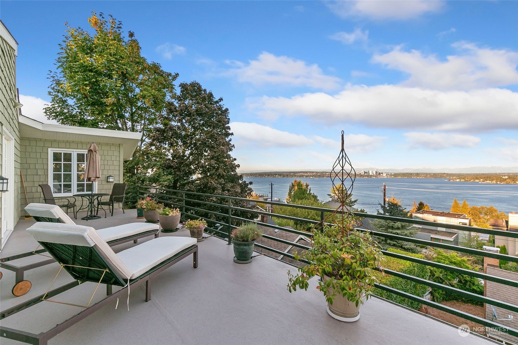 3205 South Judkins Street Seattle, WA 98144 - Photo 39 of 40 a view of a terrace with a bench