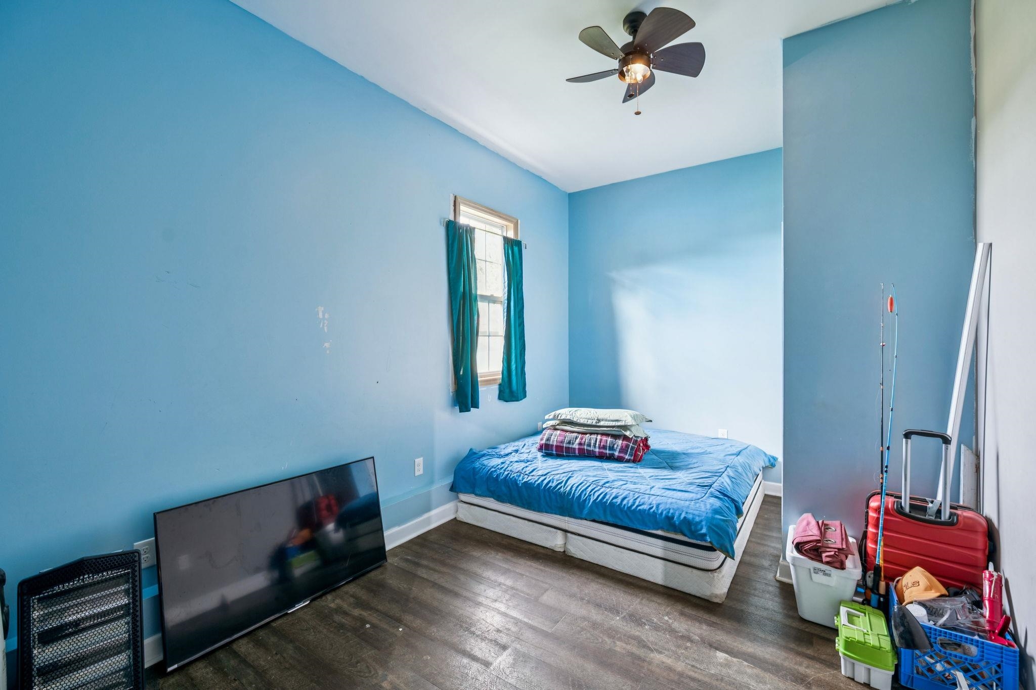 537 Isbell Lane Decherd, TN 37324 - Photo 18 of 40 a living room with furniture and a window