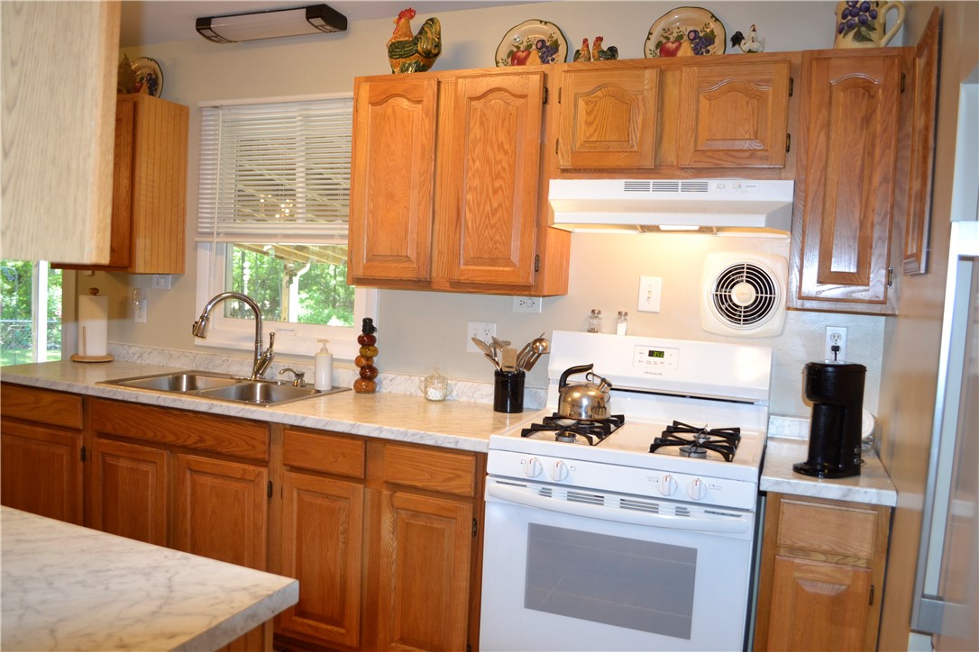 833 Dewitt Road Webster, NY 14580 - Photo 7 of 20 Kitchen