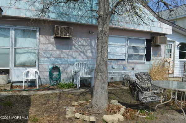 a view of a house with backyard