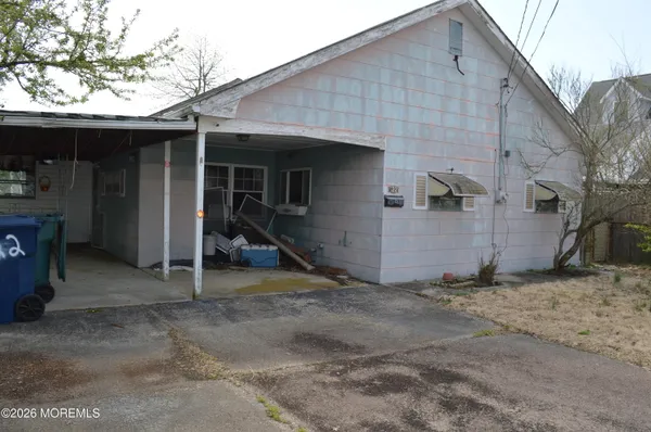 a view of a house with backyard