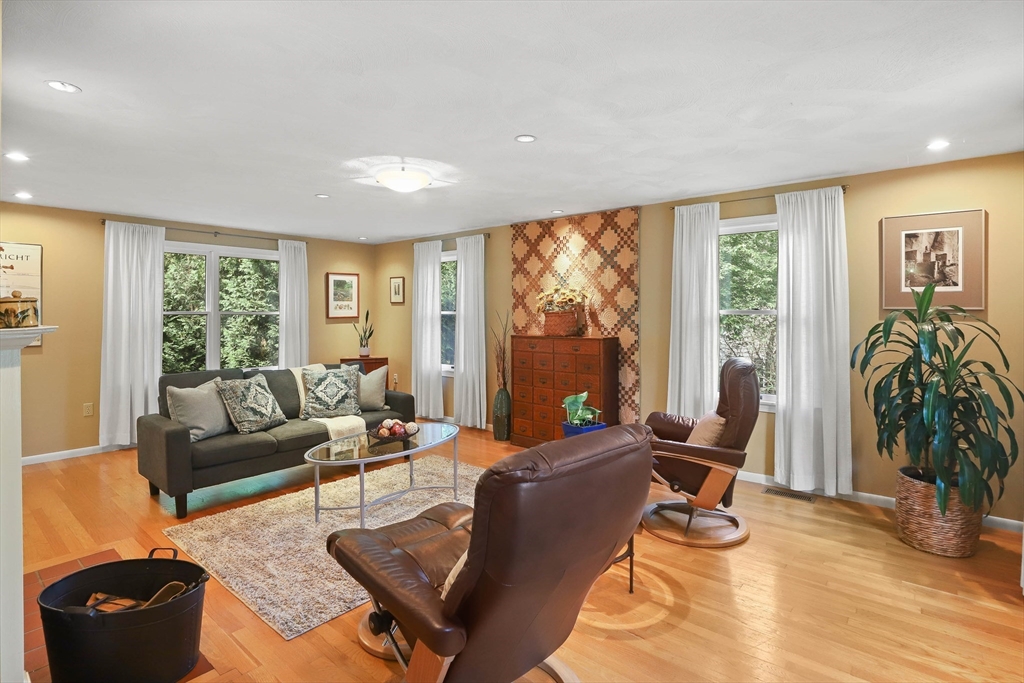 6 Mc Intosh Road Chelmsford, MA 01824 - Photo 4 of 40 Gallery Image 4