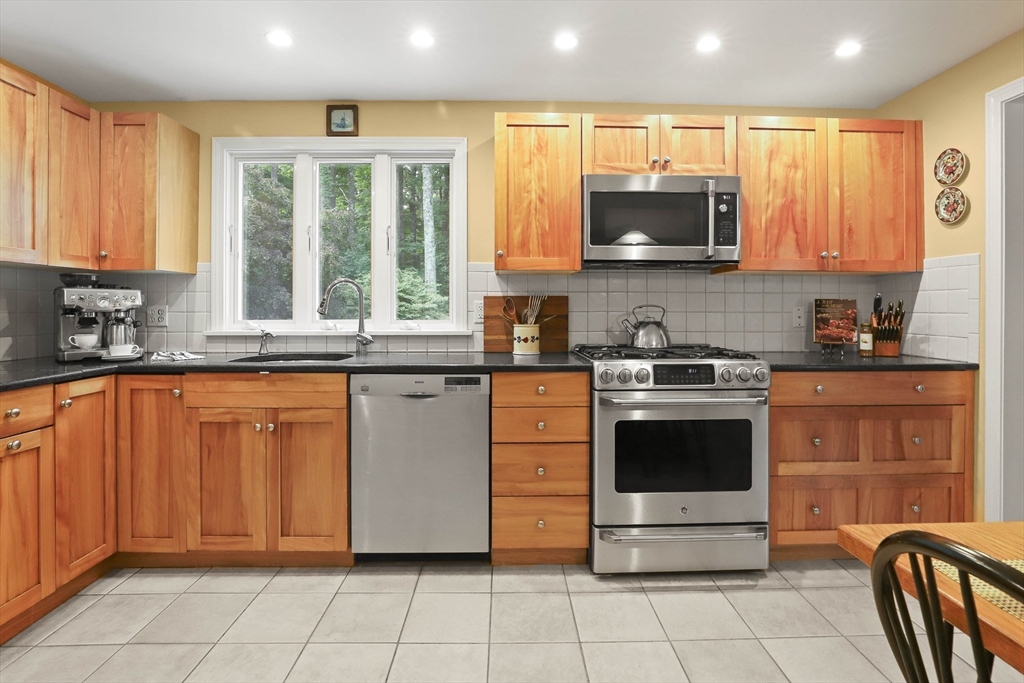 6 Mc Intosh Road Chelmsford, MA 01824 - Photo 5 of 40 Gallery Image 5