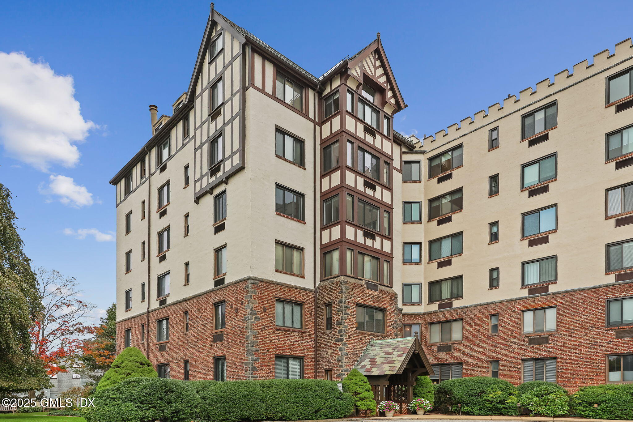 47 Lafayette Place, Unit 1H Greenwich, CT 06830 - Photo 22 of 23 front view of a building