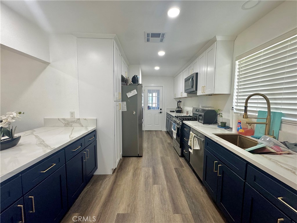 3665 Ross Street Riverside, CA 92503 - Photo 2 of 8 Beautiful Kitchen New Cabinets New Countertops