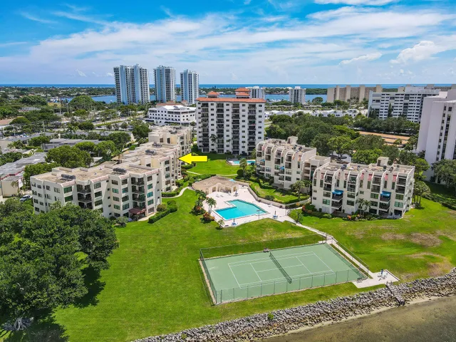 $649,000 | 372 Golfview Road, Unit 201, North Palm Beach, FL 33408