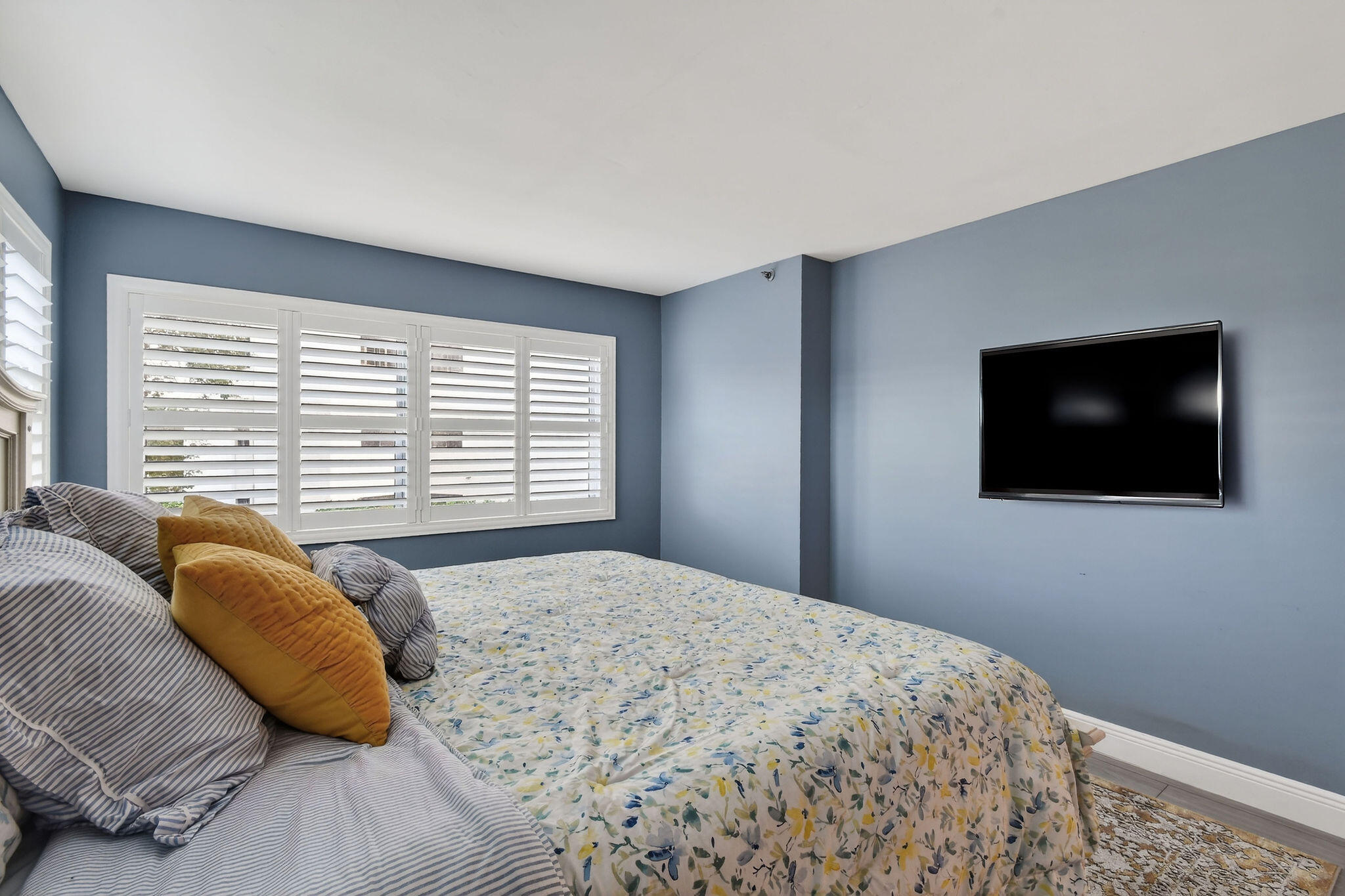 372 Golfview Road, Unit 201 North Palm Beach, FL 33408 - Photo 31 of 45 a bedroom with a bed and a television