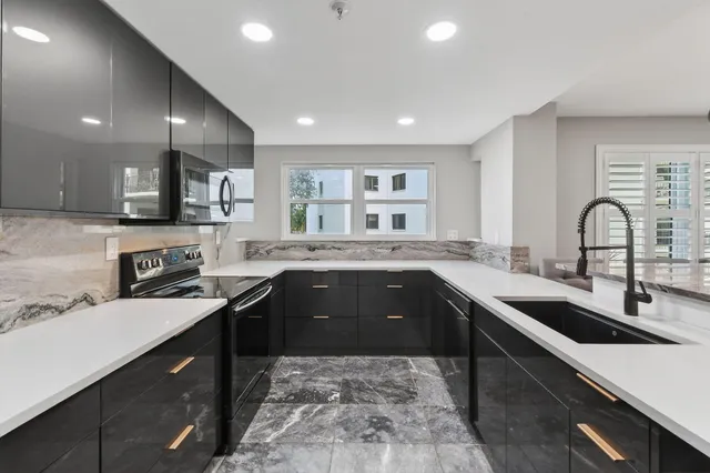 $649,000 | 372 Golfview Road, Unit 201, North Palm Beach, FL 33408