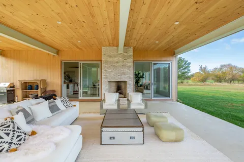 677 Lumber Lane, Bridgehampton, NY 11932