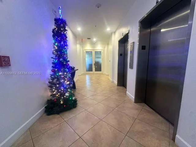 a beautiful room with flower and flowers