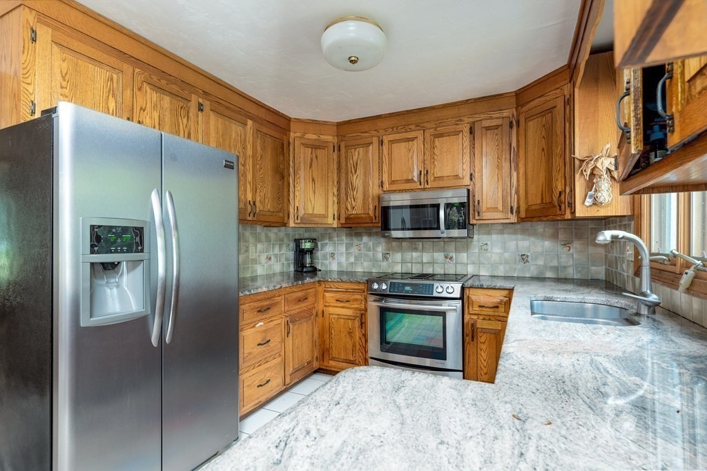 10 Lamplight Circle Natick, MA 01760 - Photo 4 of 34