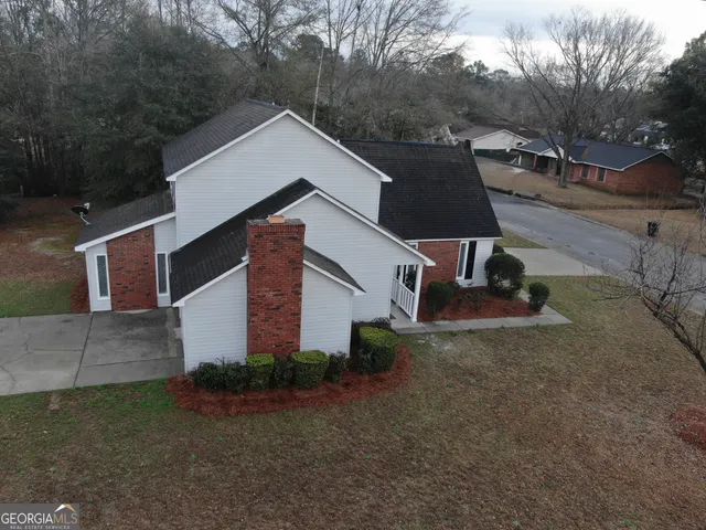 a view of a house with a yard