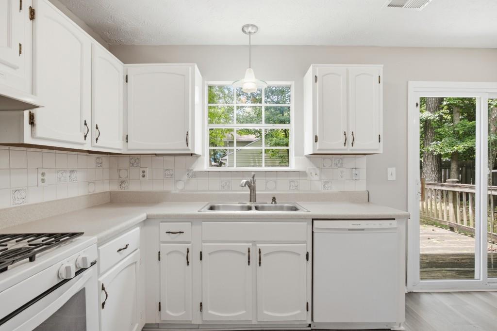 11240 Rotherick Drive Alpharetta, GA 30022 - Photo 2 of 26