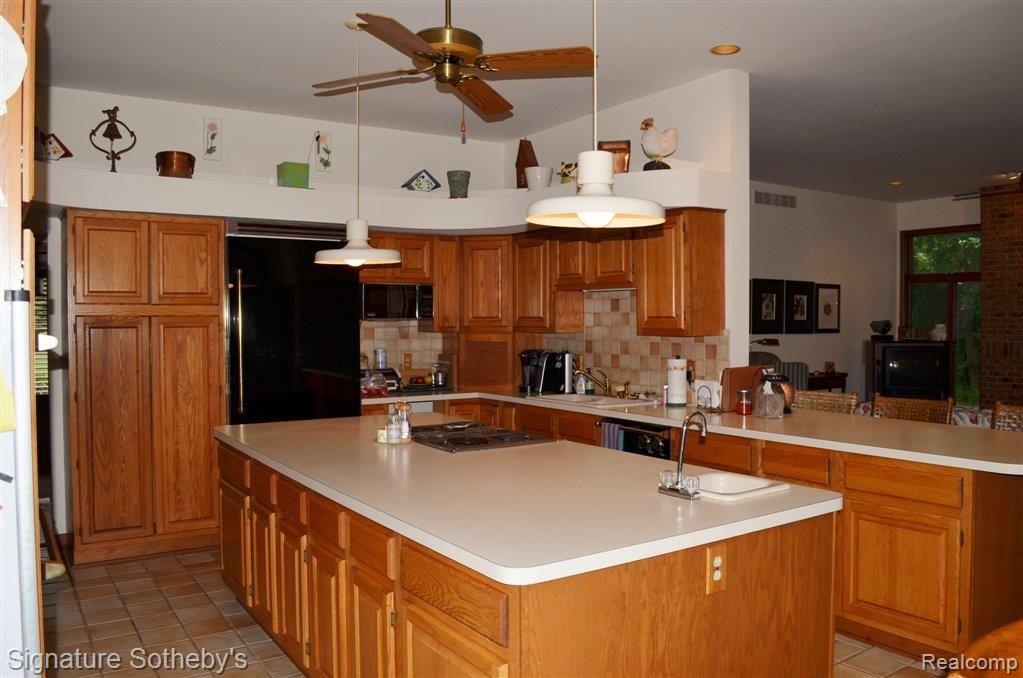 3792 West Pemberton Road Bloomfield Hills, MI 48302 - Photo 8 of 21 Large Kitchen