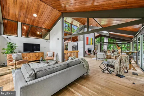 $1,995,000 | 6620 Fernwood Court, Bethesda, MD 20817