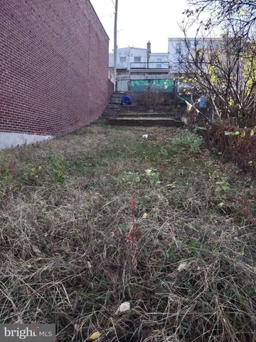 a view of a back yard