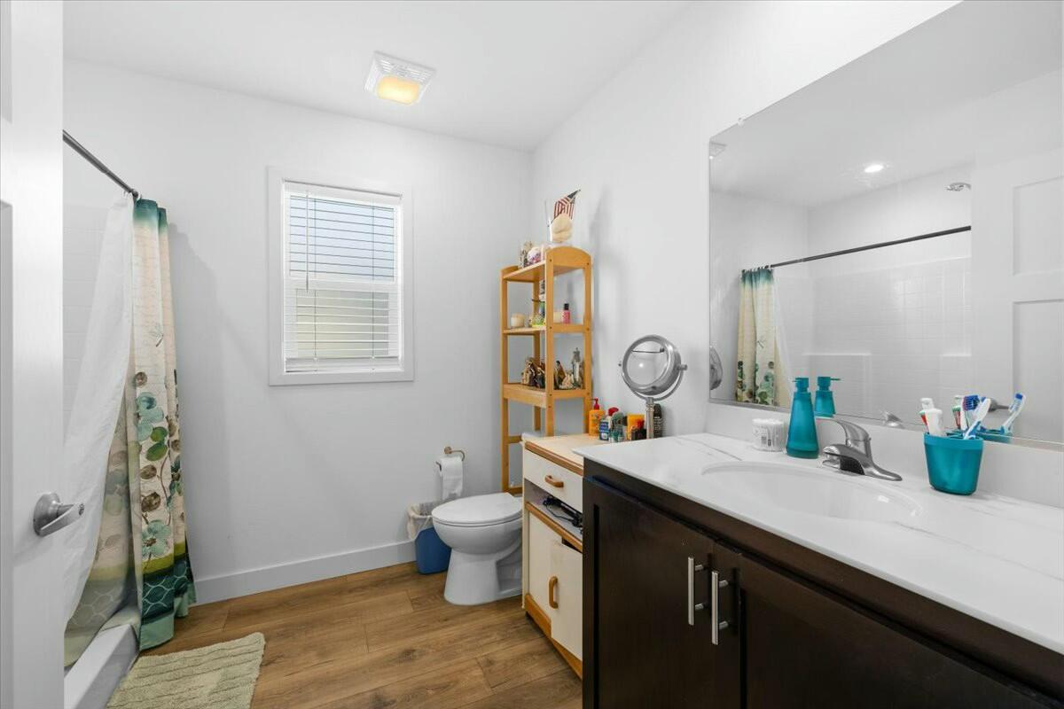 460 Arnos Road, Unit 69 Talent, OR 97540 - Photo 8 of 10 Full bathroom