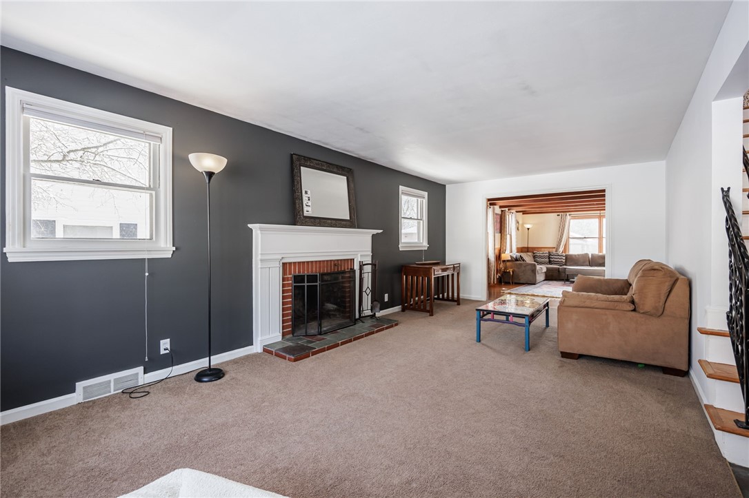 121 Wyndham Road Irondequoit, NY 14609 - Photo 3 of 34