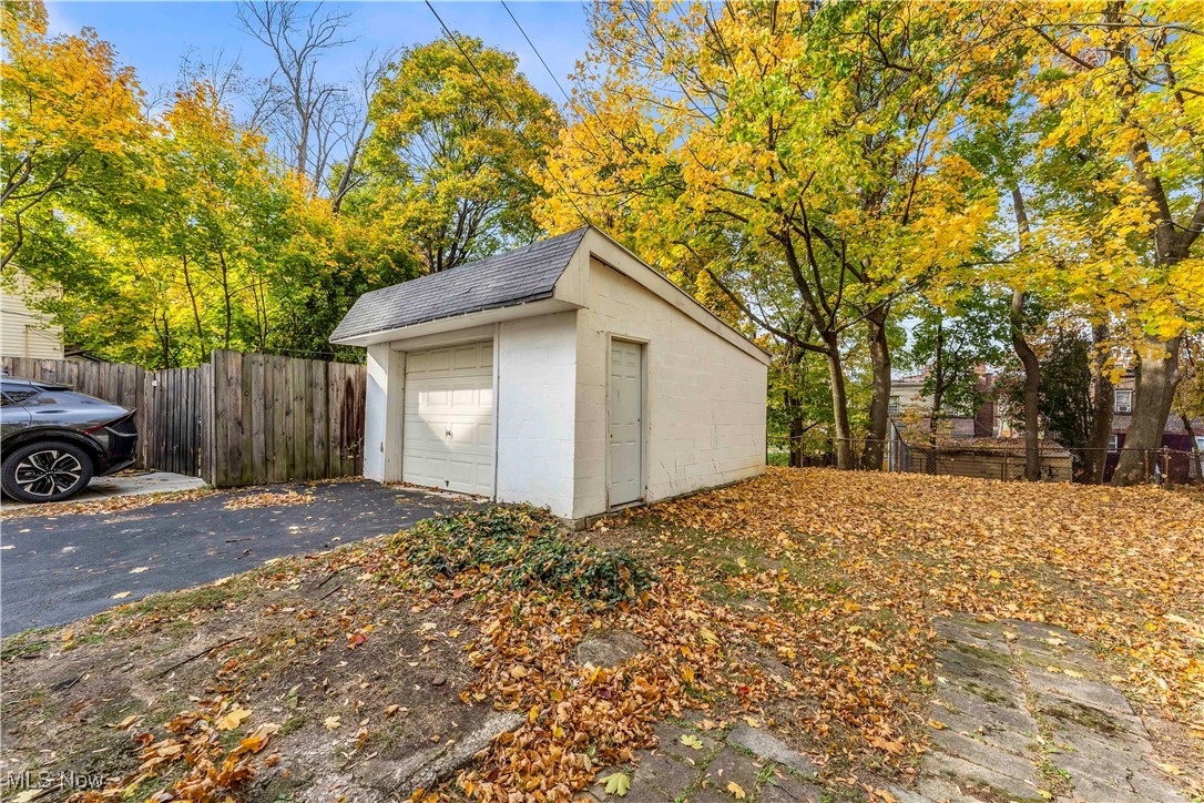 3245 Oak Road Cleveland, OH 44118 - Photo 4 of 24 View of garage