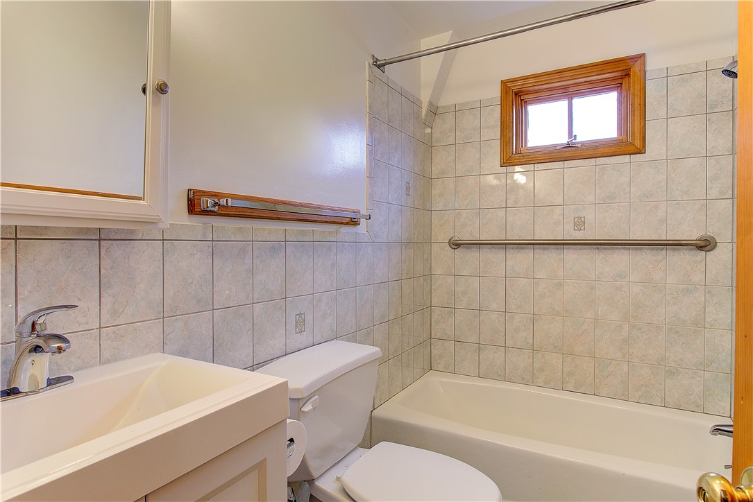 7 Cliff Terrace, Unit A Newport, RI 02840 - Photo 12 of 22 Second Floor Bath