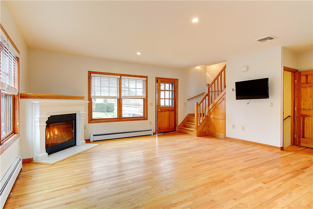 7 Cliff Terrace, Unit A Newport, RI 02840 - Photo 3 of 22 Living area
