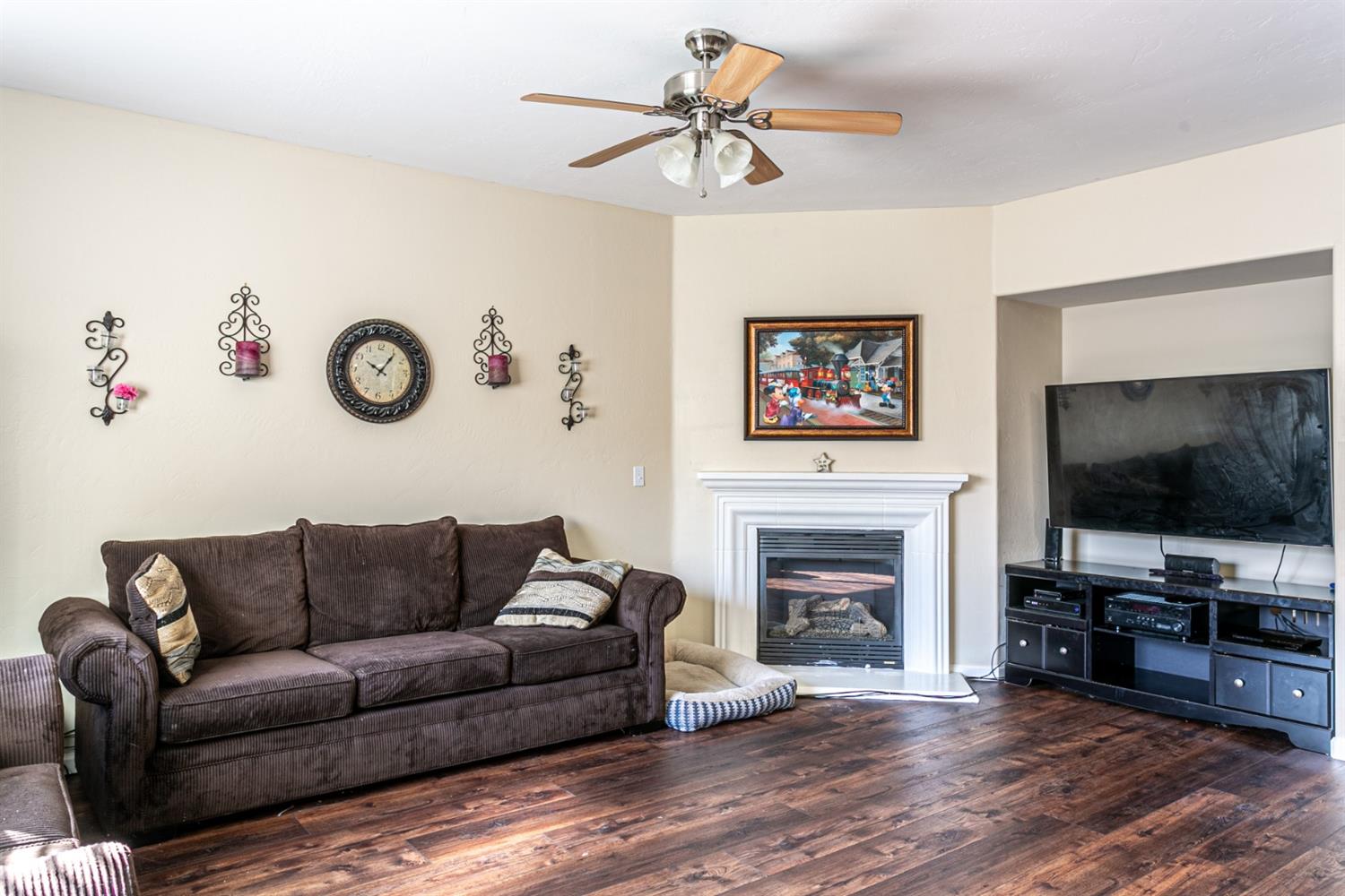 2945 Maine Avenue Clovis, CA 93619 - Photo 3 of 15