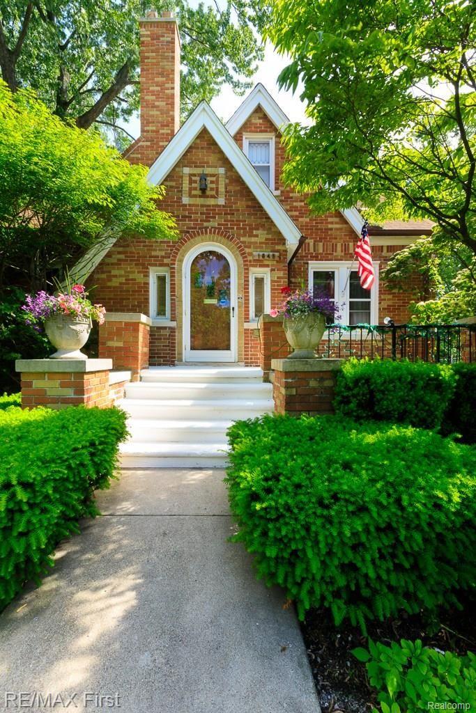 1845 Hawthorne Road Grosse Pointe, MI 48236 - Photo 4 of 26 1845-Hawthorne-Road-005.jpg