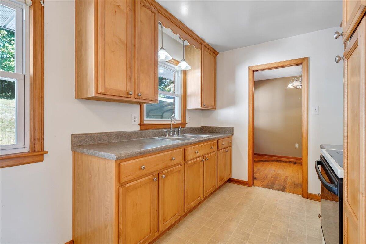 3435 Troxell Road Southeast Roanoke, VA 24014 - Photo 11 of 41 11-MIB07685
