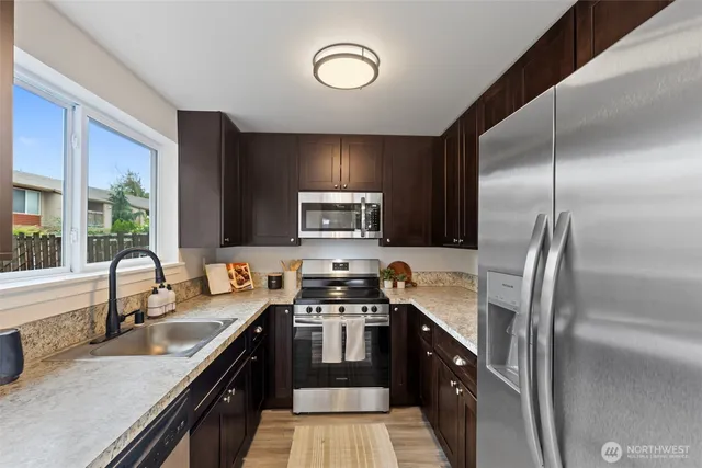 $320,000 | 328 9th Avenue Southeast, Unit D5, Puyallup, WA 98372