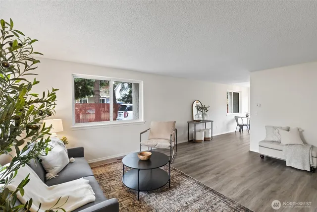 $320,000 | 328 9th Avenue Southeast, Unit D5, Puyallup, WA 98372