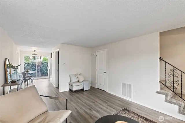 $320,000 | 328 9th Avenue Southeast, Unit D5, Puyallup, WA 98372