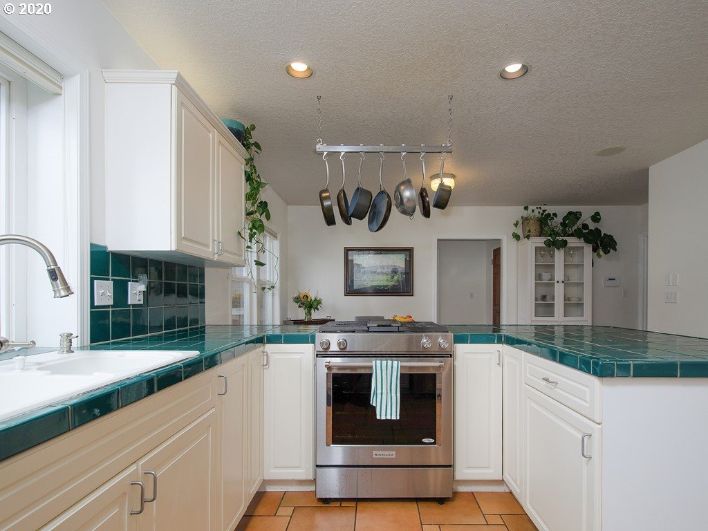 7816 Southwest Ruby Terrace Portland, OR 97219 - Photo 11 of 32