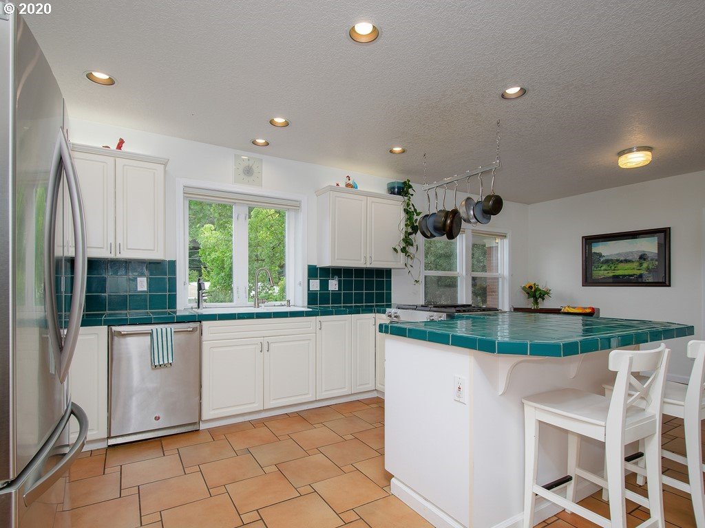 7816 Southwest Ruby Terrace Portland, OR 97219 - Photo 10 of 32