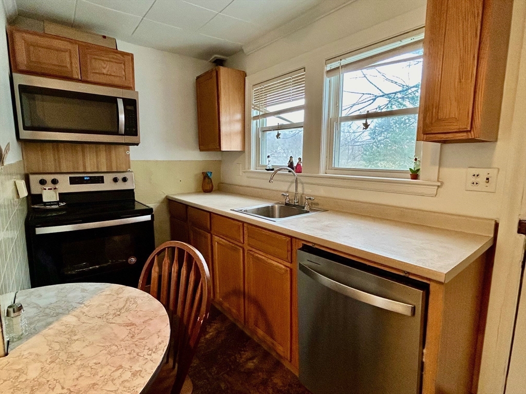 55 Caldwell Road Waltham, MA 02453 - Photo 3 of 7 Gallery Image 3