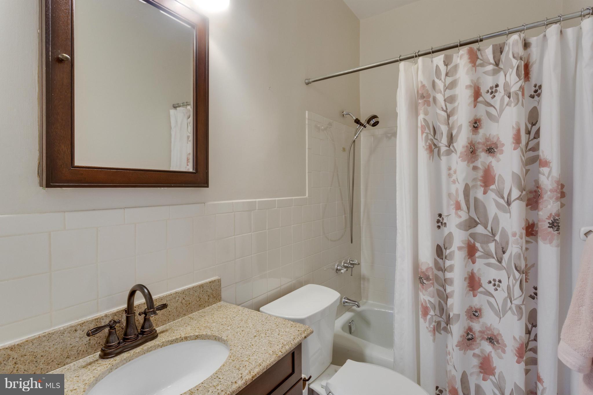 106 East Spring Street Alexandria, VA 22301 - Photo 22 of 30 Second full bath with tub shower