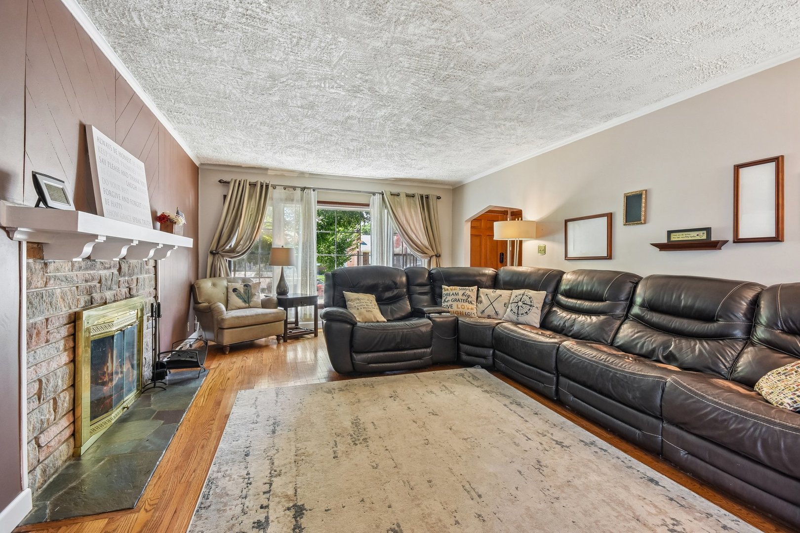 693 Spring Road Elmhurst, IL 60126 - Photo 4 of 32