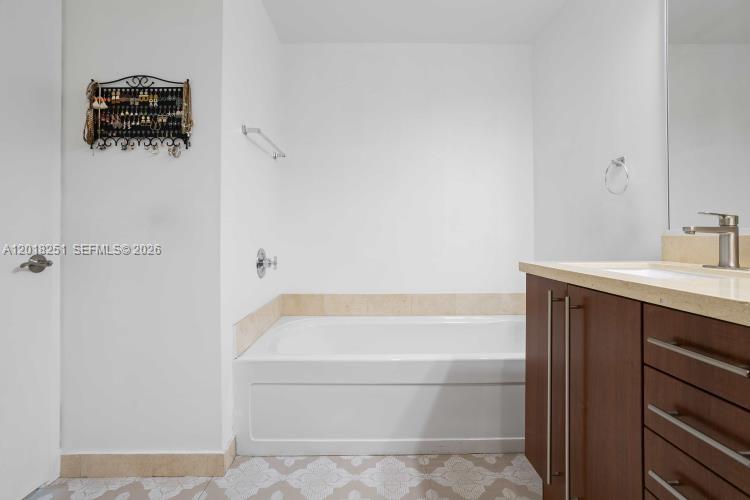 79 Southwest 12th Street, Unit 3110S Miami, FL 33130 - Photo 16 of 47 Guest bathroom