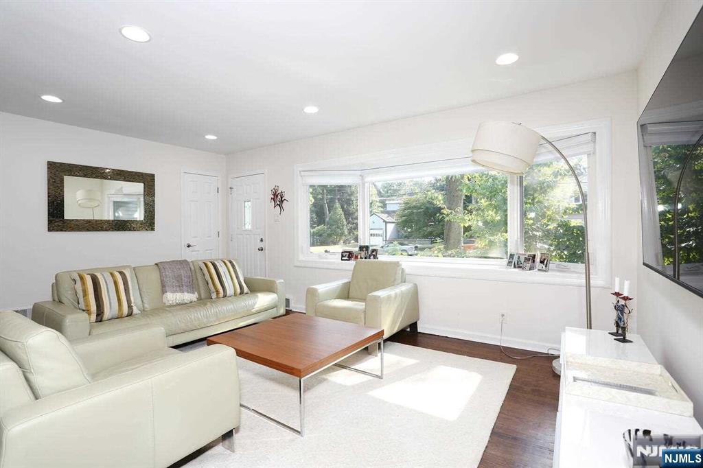 11 Evans Road Cresskill, NJ 07626 - Photo 2 of 31