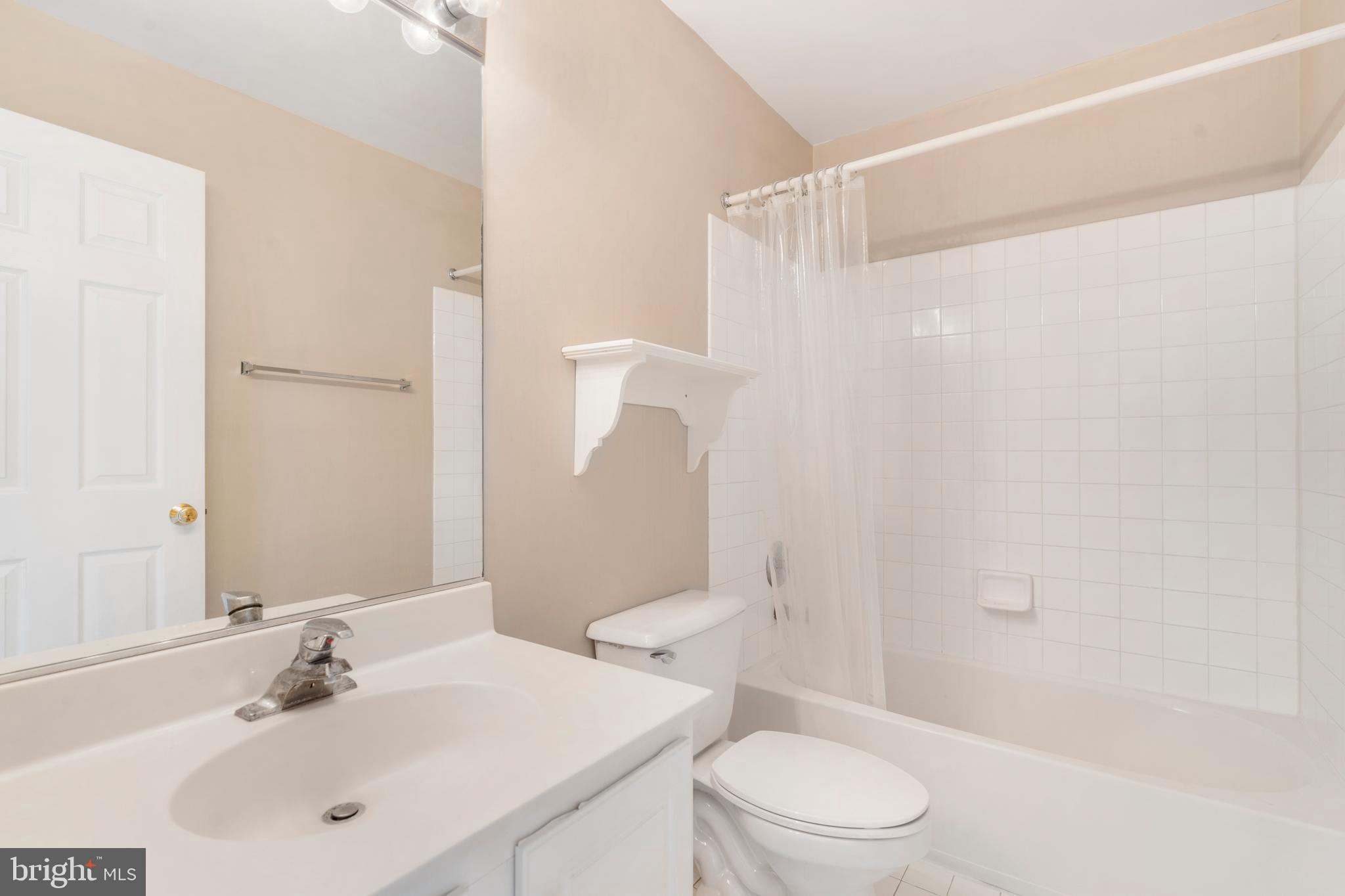 22466 Maison Carree Square Ashburn, VA 20148 - Photo 25 of 42 Hallway Full Bath