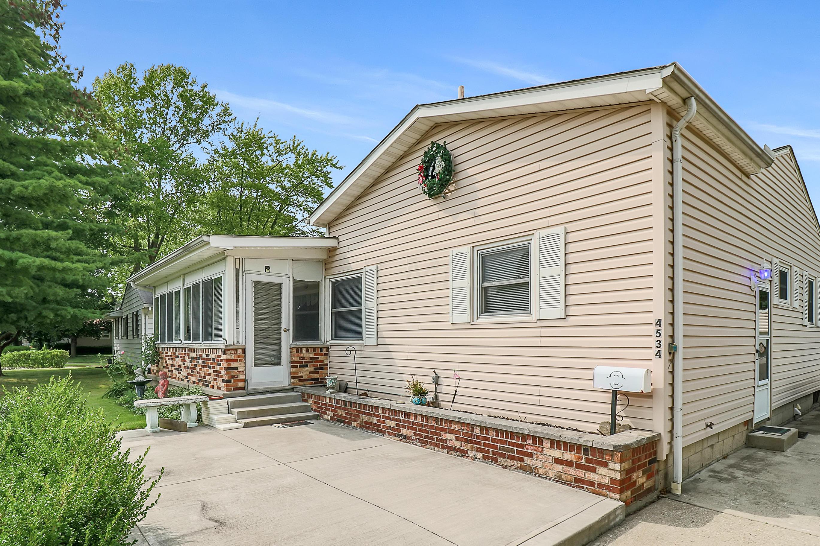 4534 Etna Road Whitehall, OH 43213 - Photo 4 of 32
