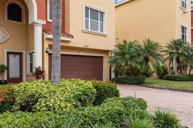 a view of a pathway along the building