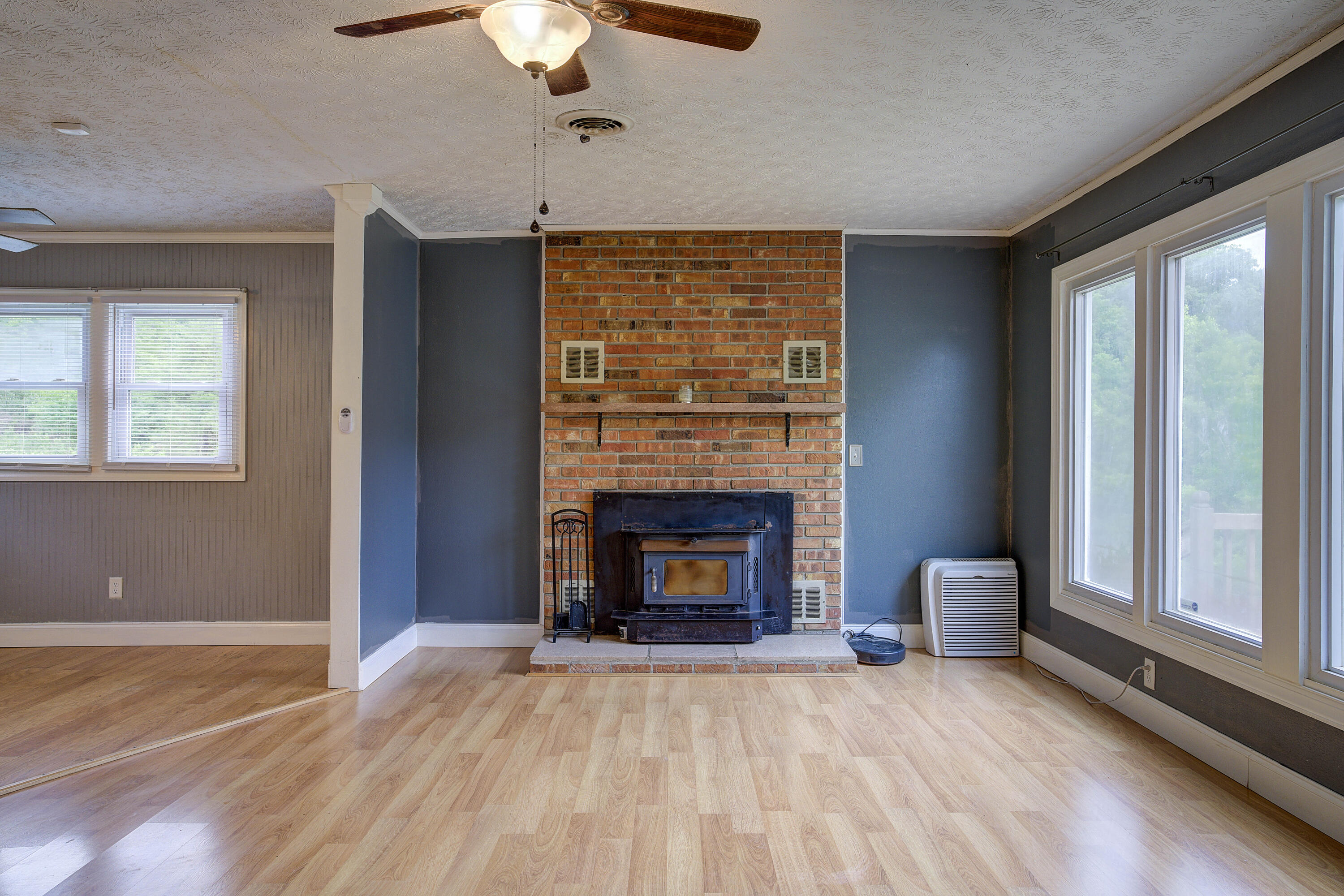 3764 Copper Creek Road Duffield, VA 24244 - Photo 6 of 30 Living room