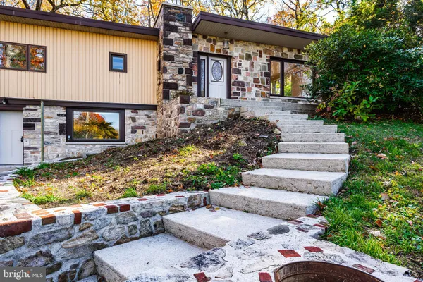 a view of a pathway both side of building