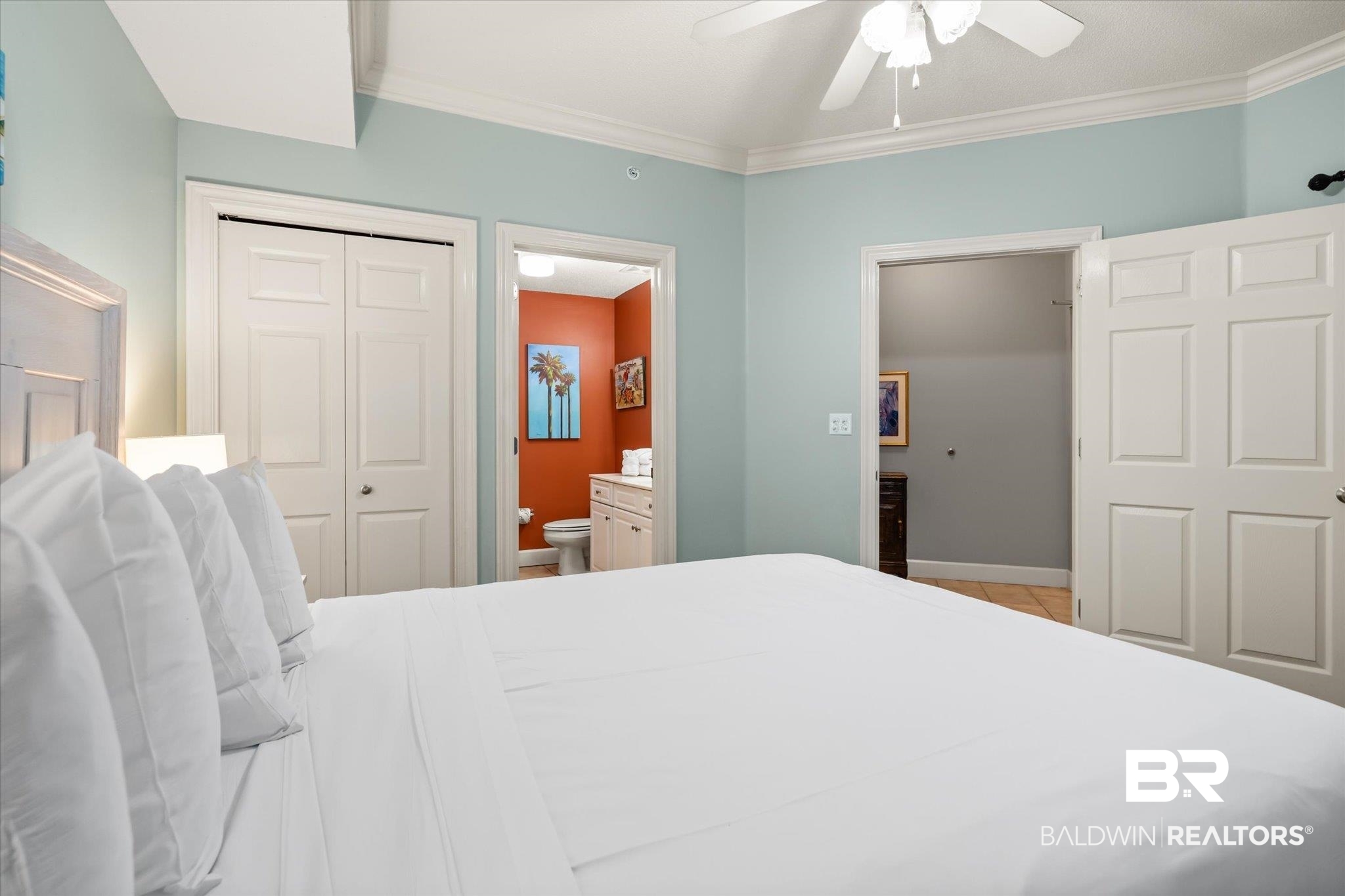 27580 Canal Road, Unit 1423 Orange Beach, AL 36561 - Photo 15 of 34 Guest bedroom with ensuite bathroom and crown molding.
