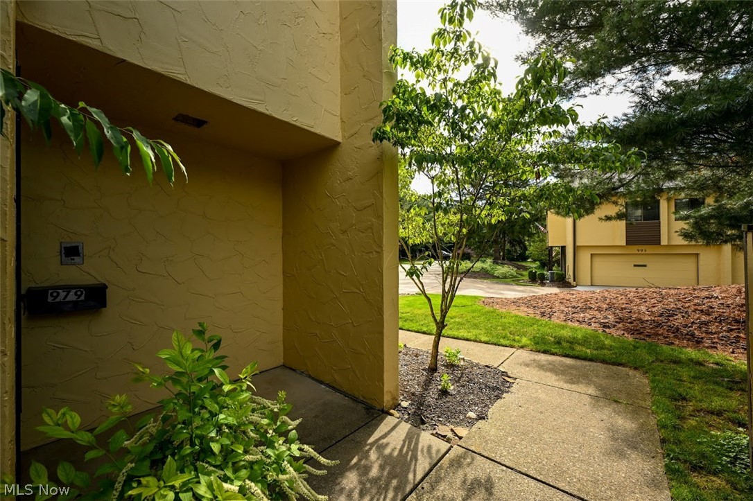 979 Hampton Ridge Drive Akron, OH 44313 - Photo 2 of 25 Entrance walkway