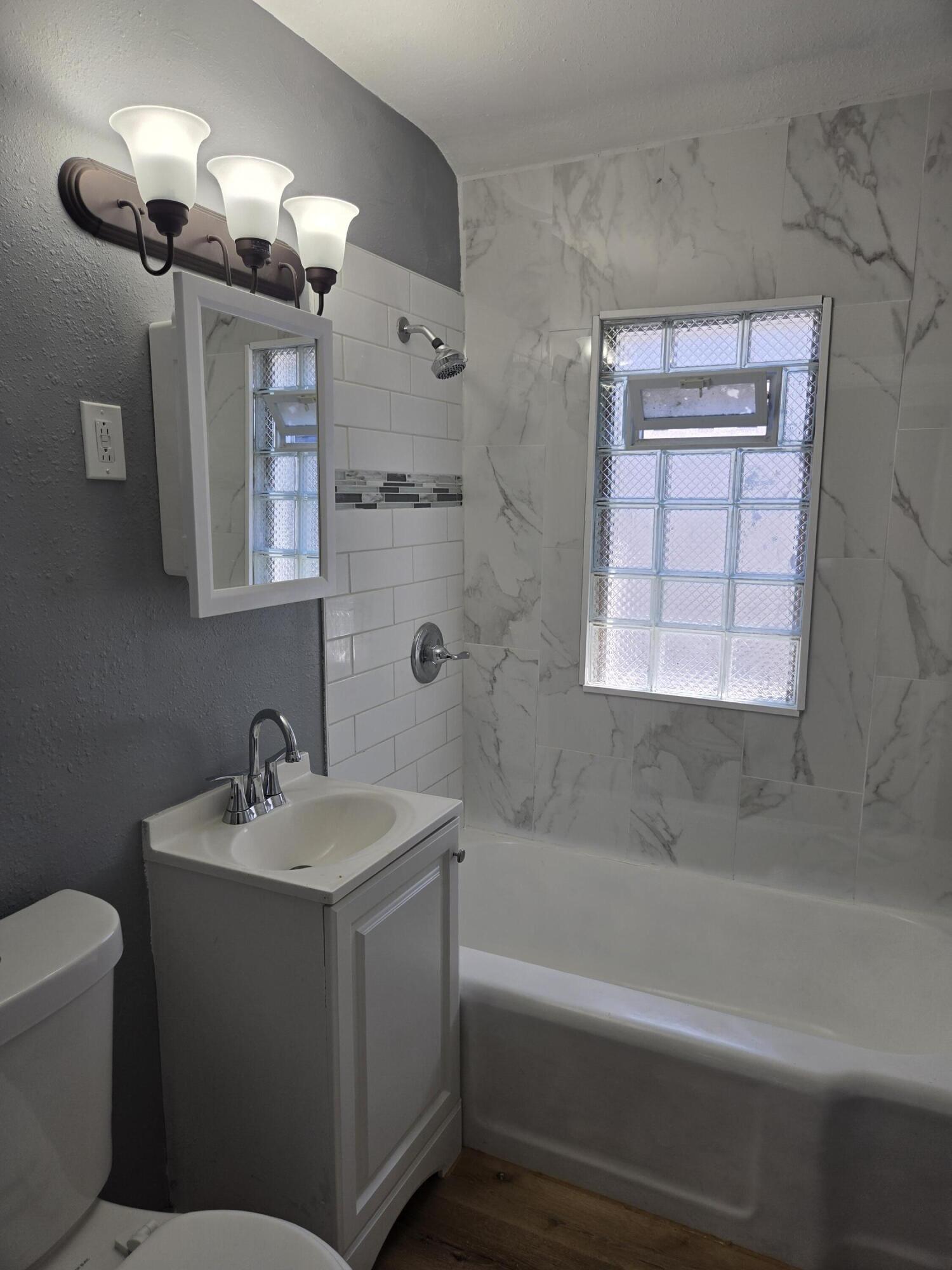 3380 North 36th Street Milwaukee, WI 53216 - Photo 15 of 27 Upper bath #1