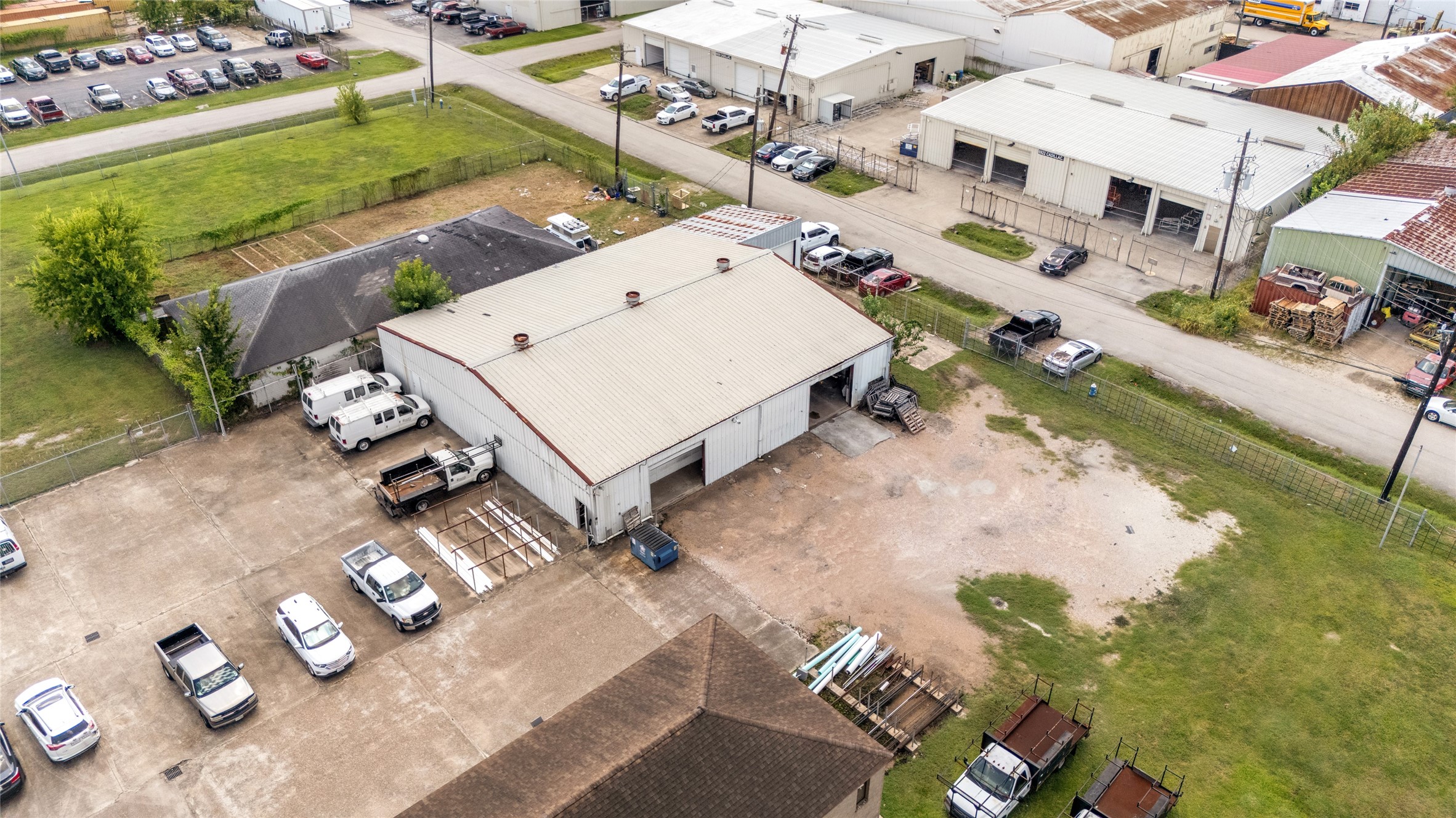 6920 Winton Street Houston, TX 77021 - Photo 4 of 14 an aerial view of a residential houses with outdoor space